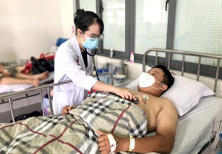 Vỡ dị dạng mạch máu, chàng trai ôm xô máu mũi chạy vào bệnh viện cấp cứu