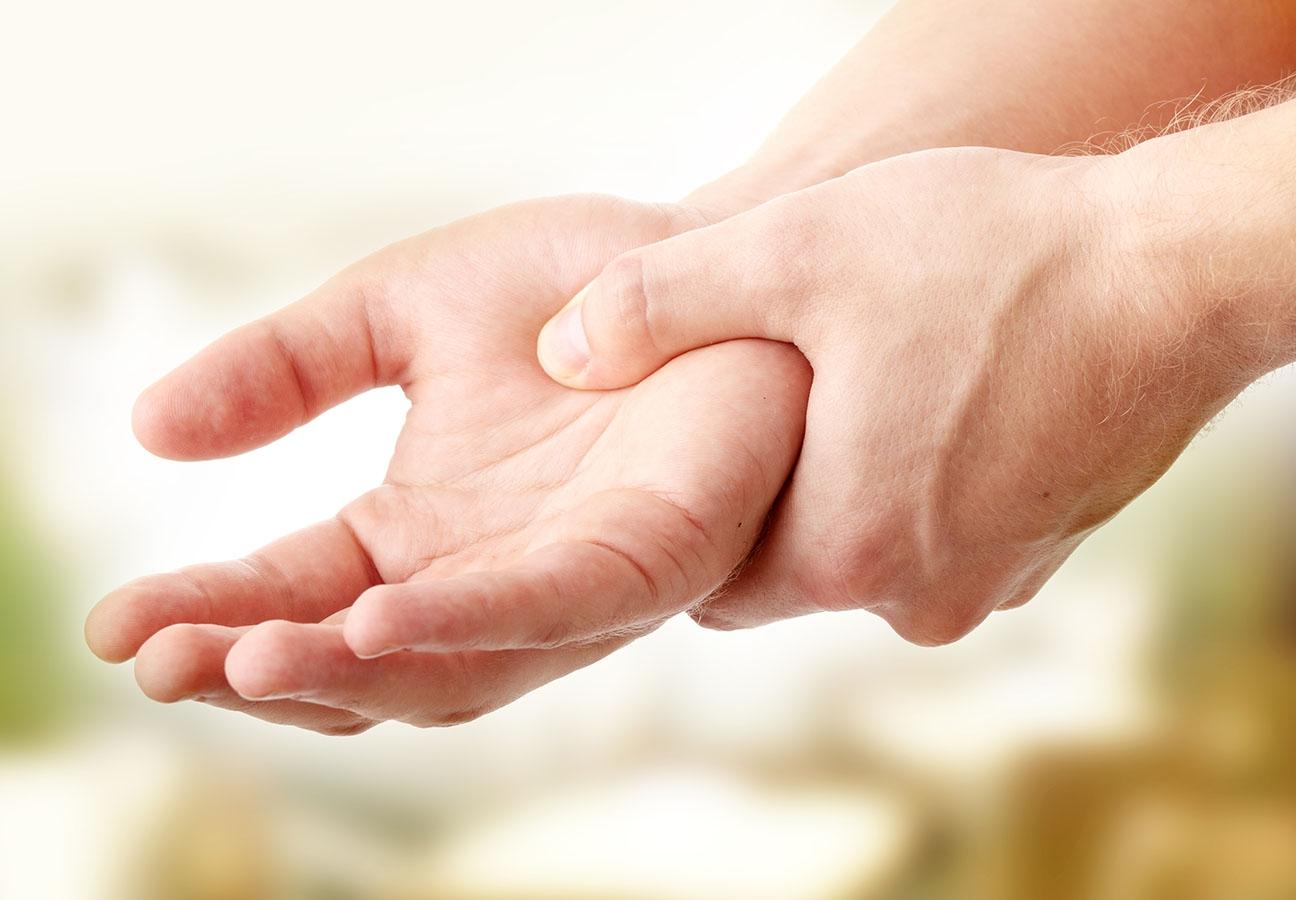 Yếu liệt tay phải do đột quỵ khi chỉ 34 tuổi, liệu có thể hồi phục?