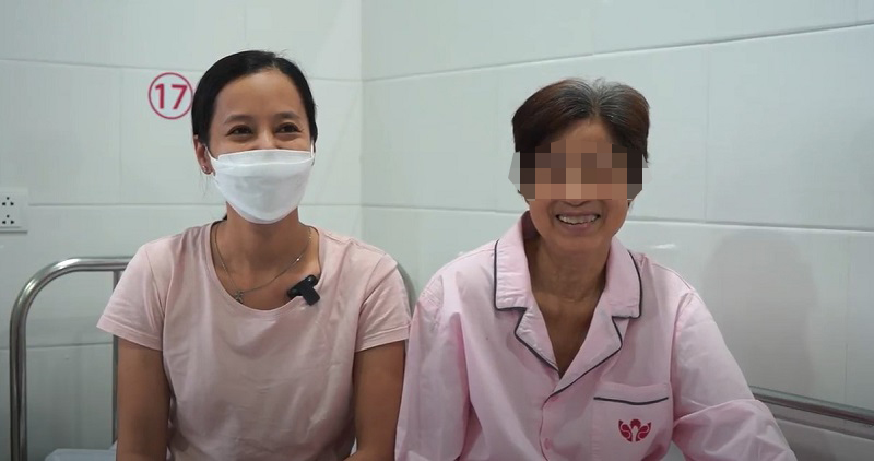 Niềm vui hiện rõ trên khuôn mặt của bệnh nhân C.T.M và con gái sau ca can thiệp thành công