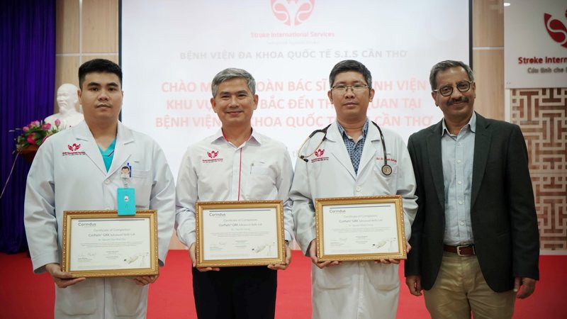 3 bác sĩ đầu tiên tại châu Á được Công ty Siemens Healthineers trao chứng nhận can thiệp bằng robot: TS.BS Trần Chí Cường, ThS.BS Nguyễn Mạnh Cường, BS Nguyễn Đào Nhật Huy tại Bệnh viện Đa khoa Quốc tế S.I.S Cần Thơ