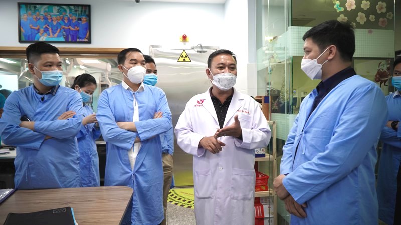 Các bác sĩ đến từ Hà Nội, Lào Cai tham quan các hệ thống máy Siemens đang vận hành tại Bệnh viện S.I.S Cần Thơ