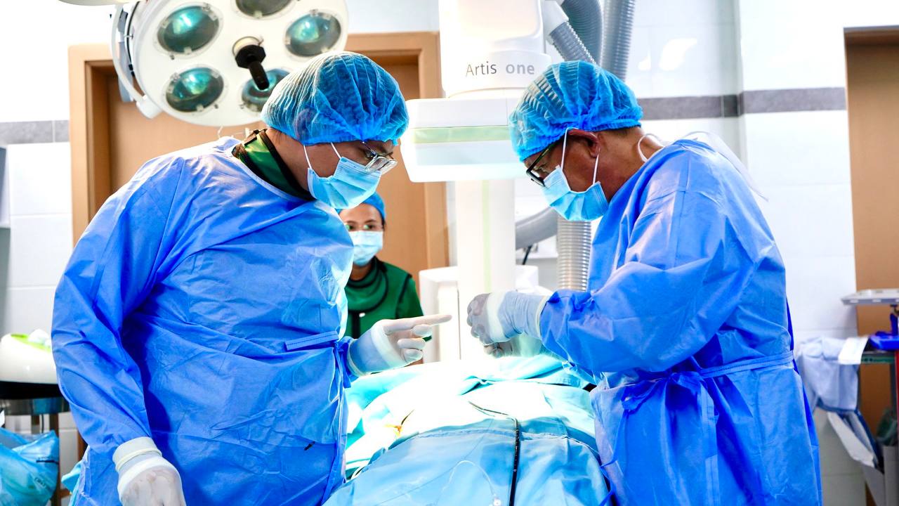 Các bác sĩ thực hiện nội soi cho người bệnh. (Ảnh: BVCC)