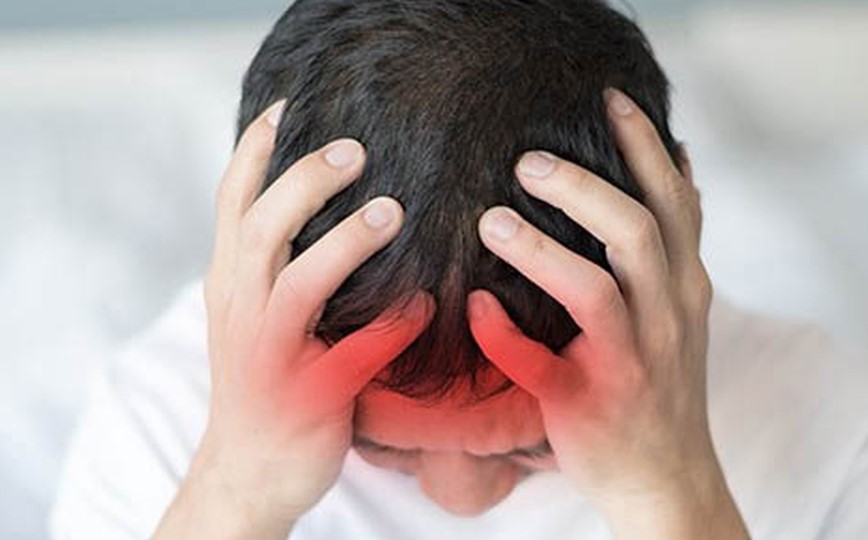 Khi đột quỵ bạn sẽ có kèm triệu chứng đau đầu đột ngột và tê yếu tay chân