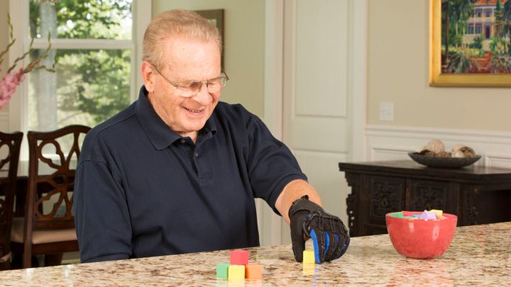 Cách chọn loại găng tay phù hợp cho bệnh nhân đột quỵ