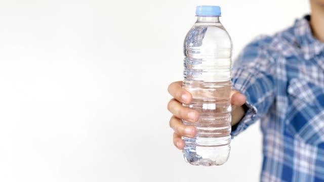 Sử dụng chai nước có thể hỗ trợ tốt cho các bài tập vai