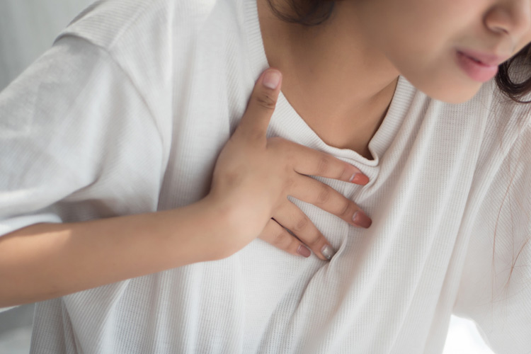 Cảm thấy đau ngực, khó thở khi nằm là dấu hiệu bệnh gì?