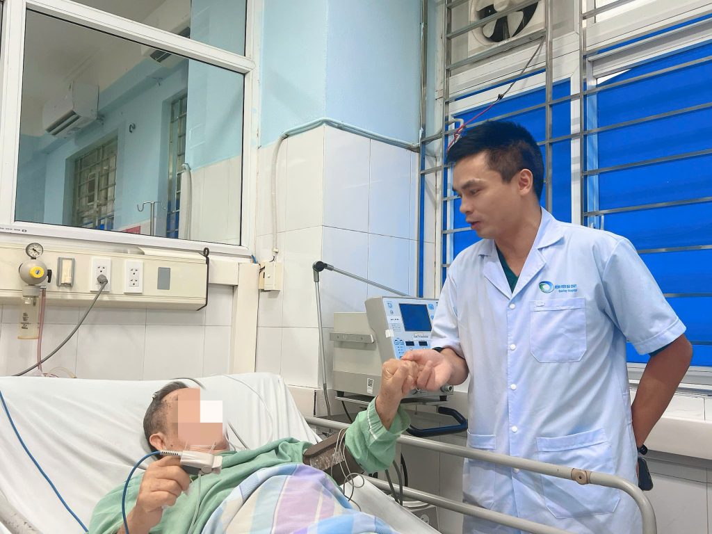 Người đàn ông 76 tuổi hôn mê sâu, liệt tứ chi hồi phục vận động sau 1 ngày can thiệp